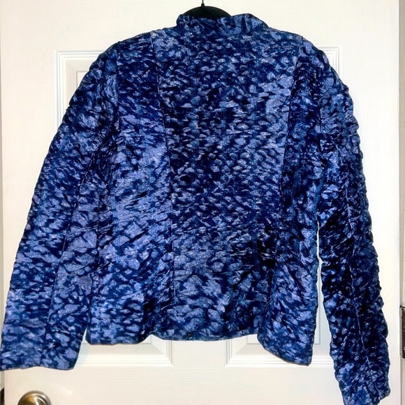 Chico’s Zip Front Jacket Blue Print Ruched Detail, Size 2 - Picture 3 of 4